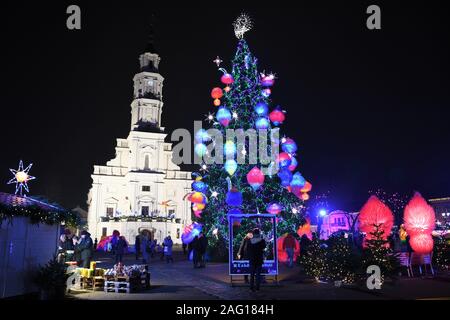 Kaunas magic Weihnachtsbaum und traditioneller Markt in der Altstadt Stockfoto
