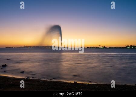 Panoramablick auf die König Fahd's Fountain aus dem Süden Corniche, Jeddah, Saudi Arabien gesehen, mit einem wunderschönen Sonnenuntergang im Hintergrund Stockfoto