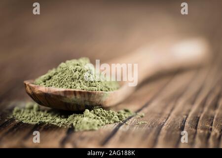 Haufen von Stevia (Pulver) auf einem alten Holztisch (Nahaufnahme) Stockfoto
