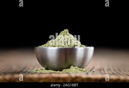 Stevia Pulver auf einem alten Holztisch (Nahaufnahme) Stockfoto