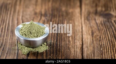 Stevia Pulver auf einem alten Holztisch (Nahaufnahme) Stockfoto