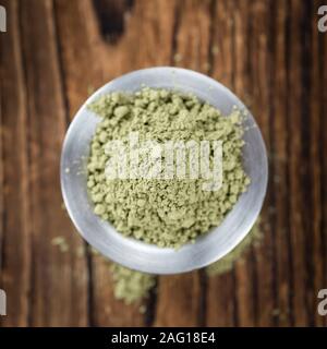 Haufen von Stevia (Pulver) auf einem alten Holztisch (Nahaufnahme) Stockfoto