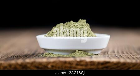 Haufen von Stevia (Pulver) auf einem alten Holztisch (Nahaufnahme) Stockfoto