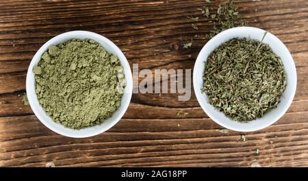 Stevia Pulver auf einem alten Holztisch (Nahaufnahme) Stockfoto