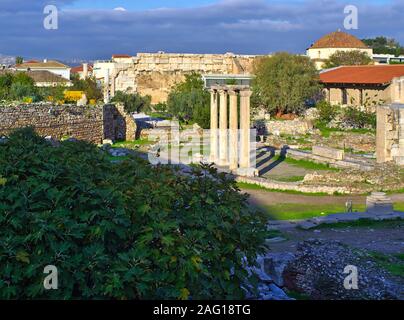 Athen / Griechenland - Dezember 06, 2019: Forum Romanum (Agora) in Athen, Griechenland, antike Stätte, große Feigenbaum im Vordergrund. Stockfoto