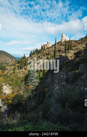 Die Chateaux de Lastours, auf Okzitanisch Lastors, vier so genannten Burgen der Katharer auf einem Felsvorsprung über dem französischen Dorf von Lastours Sporn Stockfoto