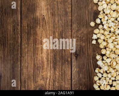 Frische Popcorn auf einem alten, rustikalen Holztisch, selektiver Fokus, Nahaufnahme