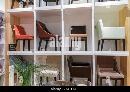 Miami Florida, Geschäfte in Midtown Miami, West Elm Furniture Store, Stühle, Ausstellungsverkauf, FL100405048 Stockfoto