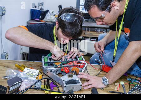 Miami Florida, Geschäfte in Midtown Miami, Battlebots IQ-Turnier, Kampf mit Robotern, Robotik, Wettbewerb, Student teen, Teenager Teenager, männlich, Jungen Stockfoto