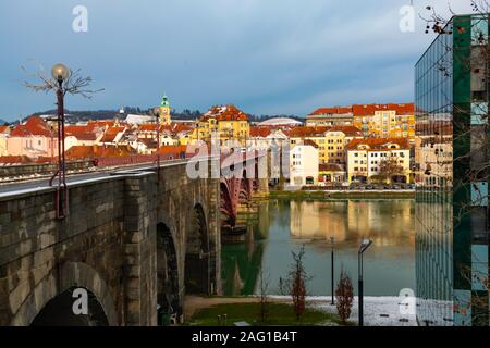 Tolle Aussicht von Maribor alte Stadt mit Brücke über die Drau vor Sonnenaufgang, Slowenien Stockfoto