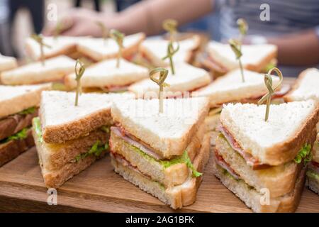 Essen catering. Urlaub behandelt. Küche kulinarische Gourmet Buffet. Koscheres Catering Hintergrund. Lebensmittelindustrie. Business Lunch, Snacks. Catering Menü. Vegan, Schieber, Schinken, Gemüse Schieberegler Stockfoto