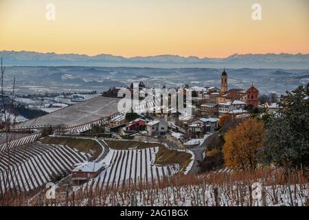 Erhöhte Aussicht auf die schneebedeckten Dorf Treiso im Weinberg Hügel der Langhe (UNESCO-Welterbe) bei Sonnenuntergang im Winter, Cuneo, Piemont, Italien Stockfoto