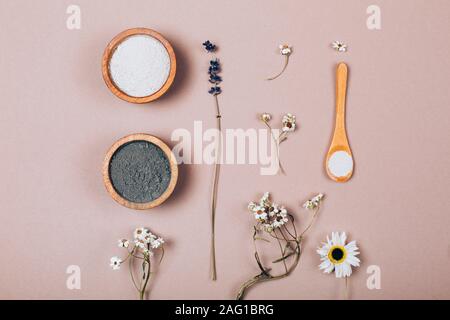 Natürliche null Abfall Kosmetik auf grauem Hintergrund. Flach Stil Stockfoto