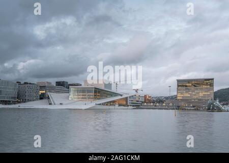 OSLO, Norwegen - 21. Juli 2019: dunkle Wolken am Abend Zeit für Leute spazieren auf einem flachen Dach der Oper Theater am Meer, Schuß bei bewölktem hellen Sommer Stockfoto