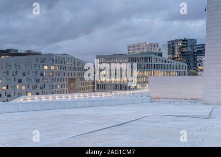 OSLO, Norwegen - 21. Juli 2019: Stadtbild zu den Gebäuden des Hebr in der Nähe von Oper Theater Flachdach bei Einbruch der Dämmerung geschossen unter bewölkt Helle Stockfoto