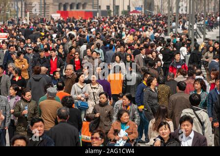 Massen zu Fuß entlang der Bund, Shanghai, China Stockfoto