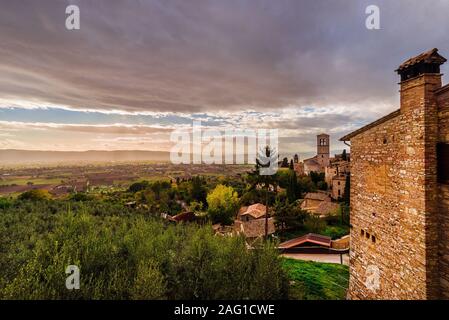 Vie von Umbrien Tal nur vor Sonnenuntergang von Assisi charmante Altstadt Stockfoto