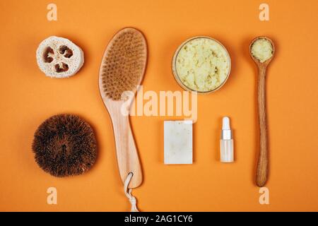 Natürliche null Abfall Kosmetik auf orangem Hintergrund. Flach Stil Stockfoto