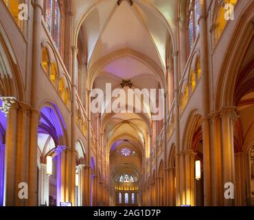 Lyon, Frankreich, Europa, 6. Dezember 2019, Blick in das Innere der Kathedrale Saint Jean Baptiste Stockfoto