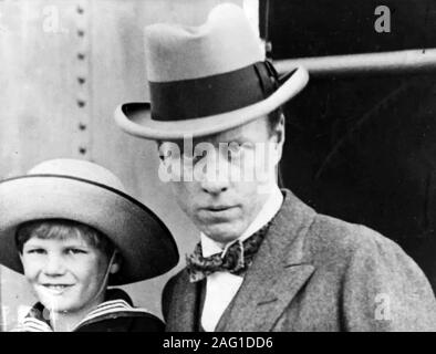 SINCLAIR LEWIS (1885-1951), amerikanischer Schriftsteller und Dramatiker mit Son Welles durch seine erste Frau Grace Hegger Stockfoto