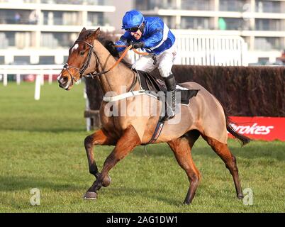 Reservetank geritten von Jockey Robbie Macht während der LADBROKES John francome Novizen' Verfolgung bei Newbury Racecourse. Stockfoto