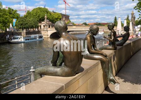 Bronzestatuen entlang der Spree-Ufer, Berlin, Deutschland Stockfoto