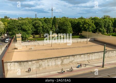 Die Gedenkstätte Berliner Mauer-Gedenkmünze Stück der Mauer an der Bernauer Straße, Berlin, Deutschland Stockfoto