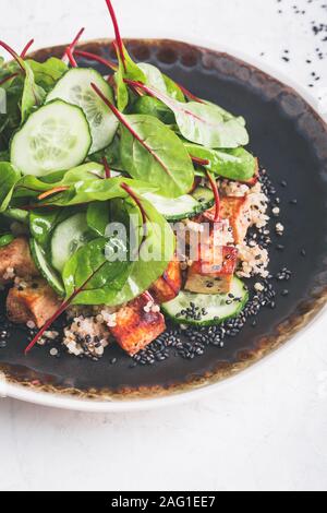 Vegane grüne marinierter Tofu poke Schüssel mit Baby Mangold, Gurke und Quinoa, pflanze Gourmet-menü basierend Stockfoto