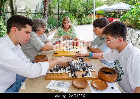 Miami Florida, MacArthur Causeway, Ichimura Japanese Garden, Haru Matisuri Spring Festival, Go, Brettspiel, Asiatische Teenager Teenager Teenager Teenager Jungen Jungen männlich Stockfoto