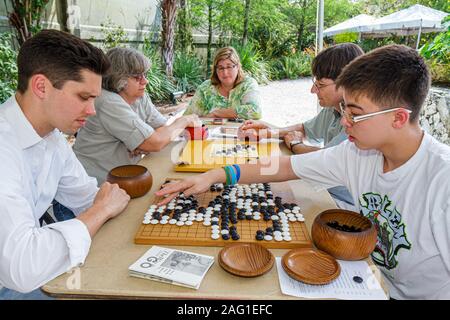 Miami Florida, MacArthur Causeway, Ichimura Japanese Garden, Haru Matisuri Spring Festival, Go, Brettspiel, Asiaten ethnischen Einwanderer Minderheit Stockfoto