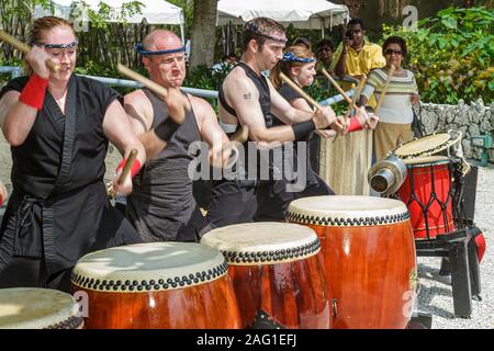 Miami Florida, MacArthur Causeway, Ichimura Japanese Garden, Haru Matisuri Spring Festival, Fushu Daiko Drummers, Performance, Teamwork, Besucher reisen Trave Stockfoto