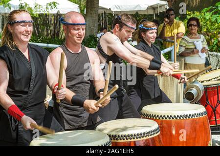 Miami Florida, MacArthur Causeway, Ichimura Japanese Garden, Haru Matisuri Spring Festival, Fushu Daiko Drummers, Performance, Teamwork, Besucher reisen Trave Stockfoto