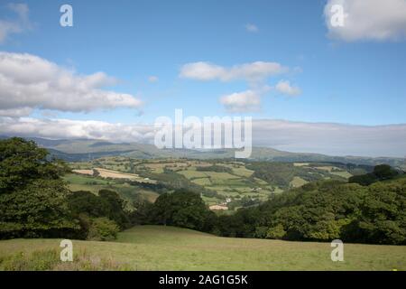 Bedeckt die Berge entlang das Tal von Conwy in die Berge von Snowdonia an einem Sommermorgen in der Nähe des Dorfes Eglwysbach Conwy in Wales Stockfoto