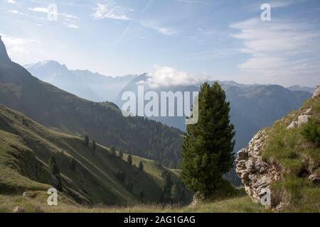 Der Col Rodella und Der Marmolada-Gletscher sind vom Friedrich-August-Pfad über dem Val di Fassa Doles in Südtirol Italien aus zu sehen Stockfoto