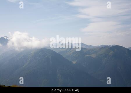 Der Col Rodella und Der Marmolada-Gletscher sind vom Friedrich-August-Pfad über dem Val di Fassa Doles in Südtirol Italien aus zu sehen Stockfoto