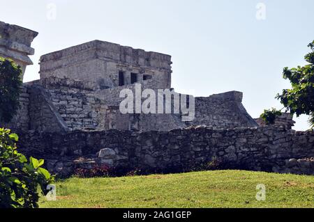 Maya Ruinen in Tulum, Mexiko mit einer kleinen Menge Rasen im Vordergrund. Stockfoto