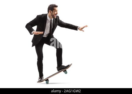 In voller Länge Porträt eines Geschäftsmannes lächelnd und Reiten ein Skateboard auf weißem Hintergrund Stockfoto