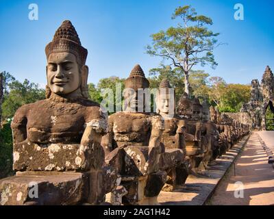 Steinerne statue Figuren in der Nähe des Eingangs von Angkor Thom Stockfoto