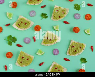 Nachos mit Guacamole auf blauem Hintergrund mit Art. Flach. Stockfoto
