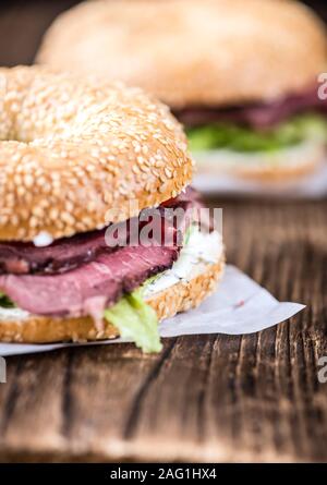 Frische Beagle mit Roastbeef (selektive Fokus, Nahaufnahme) Stockfoto