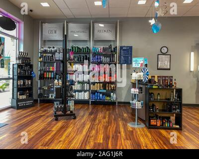 Orlando, FL/USA -12/13/19: Das Innere einer supercuts Friseur mit Haar Produkte für den Verkauf und eine Rezeption. Stockfoto