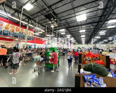 Orlando, FL/USA -12/14/19: wartenden Kunden heraus an einem Sams Club in Orlando, Florida zu prüfen. Stockfoto