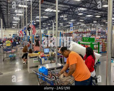 Orlando, FL/USA -12/14/19: Kunden ihre Produkte scannen an das Self Check out Stationen an einem Sams Club in Orlando, Florida. Stockfoto