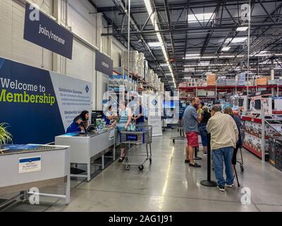 Orlando, FL/USA -12/14/19: Der Kundenservice, Mitgliedschaft und gibt Schreibtisch an einem Sams Club in Orlando, Florida, wo es eine lange Schlange von Kunden Stockfoto