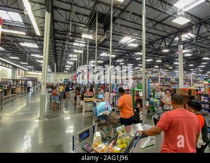 Orlando, FL/USA -12/14/19: Kunden ihre Produkte scannen an das Self Check out Stationen an einem Sams Club in Orlando, Florida. Stockfoto