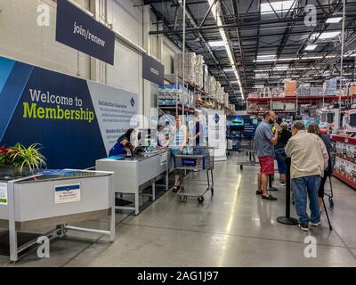 Orlando, FL/USA -12/14/19: Der Kundenservice, Mitgliedschaft und gibt Schreibtisch an einem Sams Club in Orlando, Florida, wo es eine lange Schlange von Kunden Stockfoto