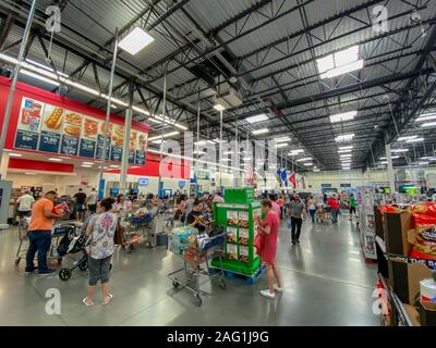 Orlando, FL/USA -12/14/19: wartenden Kunden heraus an einem Sams Club in Orlando, Florida zu prüfen. Stockfoto