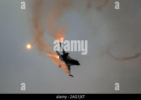 SANICOLE, Belgien - 13.September 2019: Belgische Luftwaffe F-16 Kampfjet während eines Fluges Demonstration am Sanice Sonnenuntergang Airshow Stockfoto