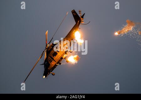 SANICOLE, Belgien - 13.September 2019: Belgische Luftwaffe Agusta A 109 Hubschrauber feuern während einer Flugvorführung am Sanice Sonnenuntergang Airshow Stockfoto