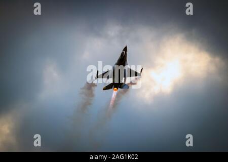 SANICOLE, Belgien - 13.September 2019: Belgische Luftwaffe F-16 Kampfjet während eines Fluges Demonstration am Sanice Sonnenuntergang Airshow Stockfoto